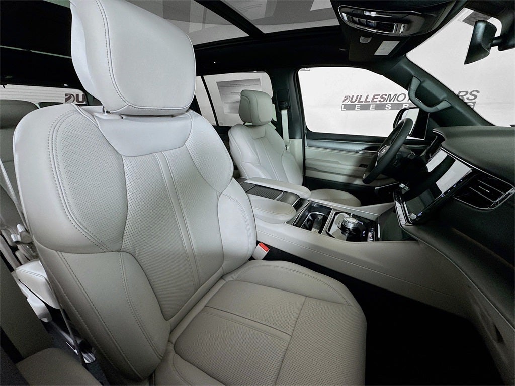 2025 Jeep Wagoneer Base