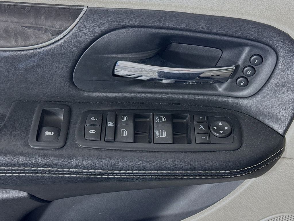 2015 Chrysler Town & Country Limited-Platinum