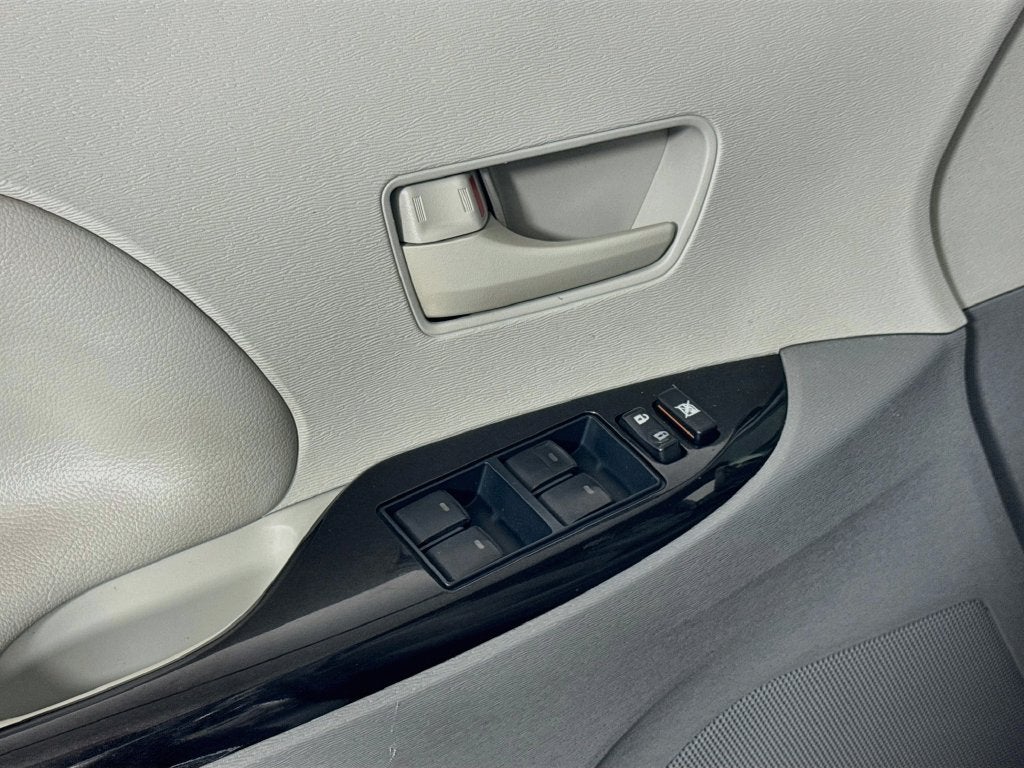 2014 Toyota Sienna LE 8 Passenger