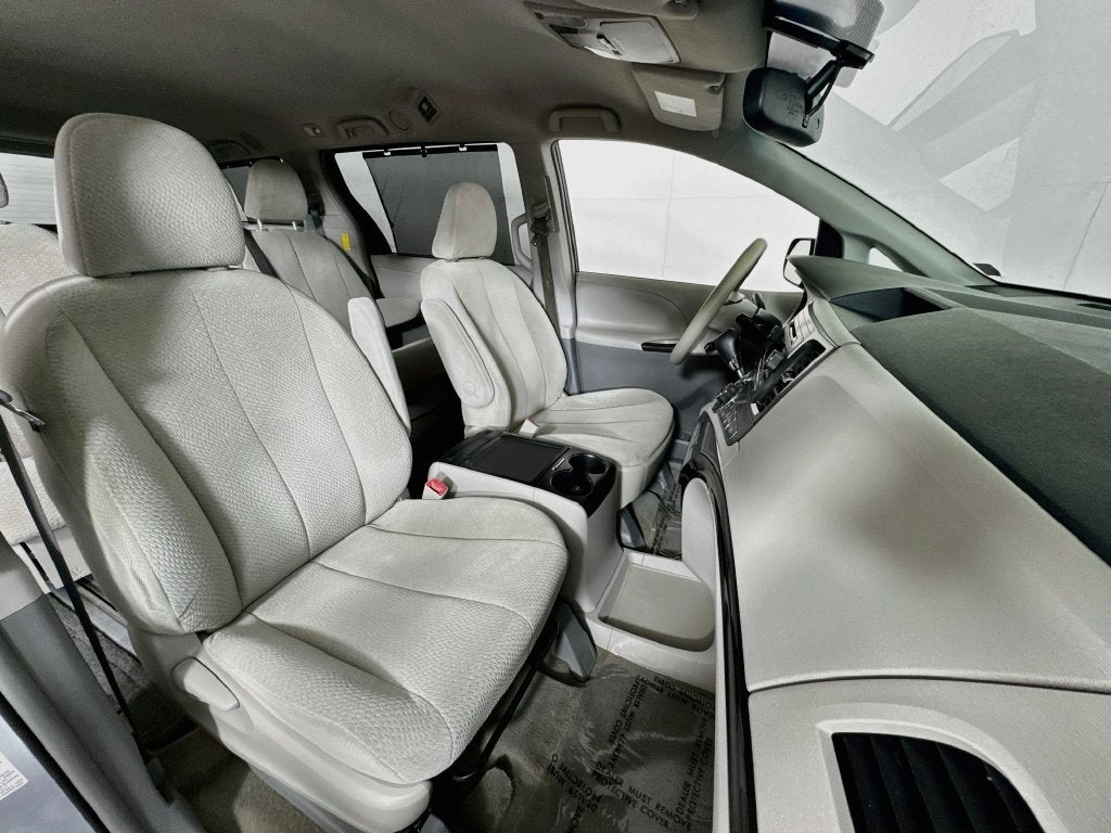 2014 Toyota Sienna LE 8 Passenger