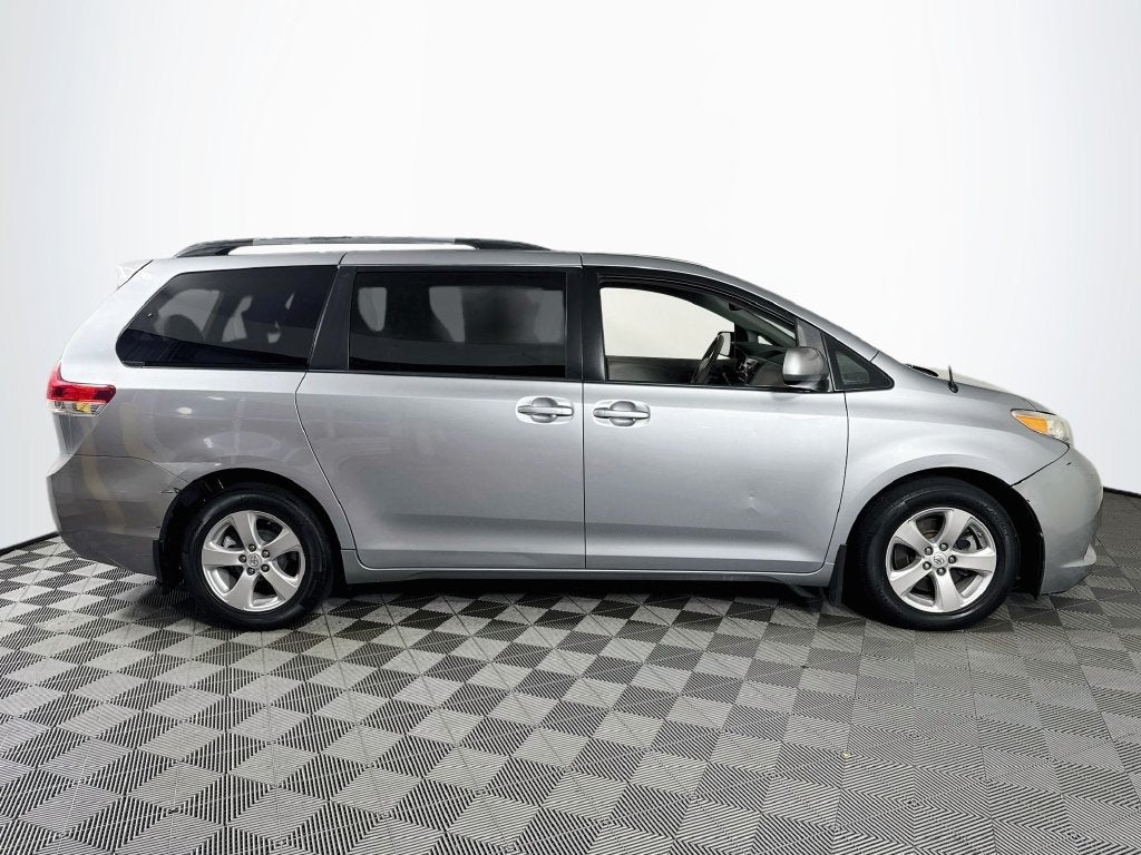 2014 Toyota Sienna LE 8 Passenger