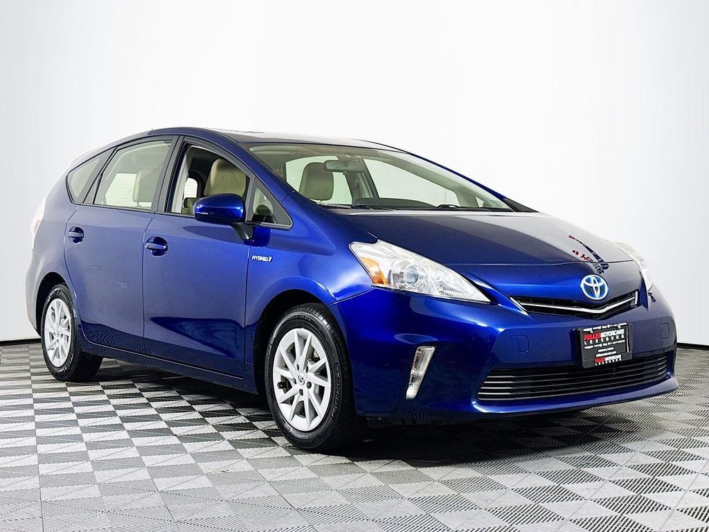2014 Toyota Prius v Two's photo