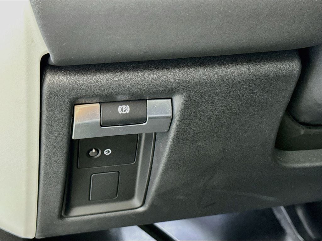 2025 Land Rover Defender 110 P300