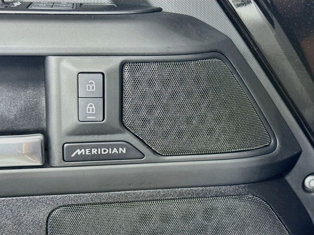 2025 Land Rover Defender 110 P300